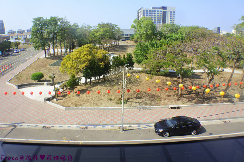 台南民宿【衡定理台南安平包棟民宿（畃雨）】大面景觀窗房內景色超美！大陽台微海景渡假趣│歡樂卡拉ＯＫ室│廚房家電餐具設備齊全 - Fresa芙芮莎♥莎旅憶食