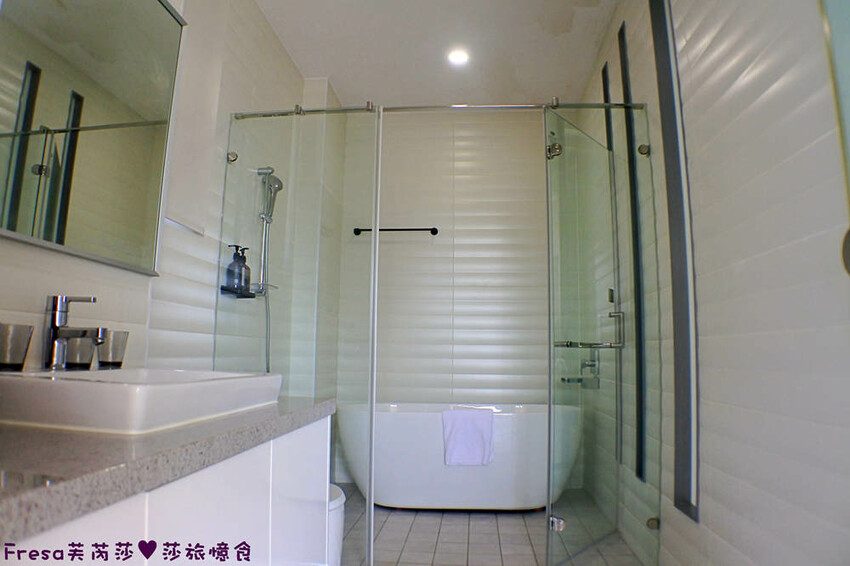 台南民宿【衡定理台南安平包棟民宿（畃雨）】大面景觀窗房內景色超美！大陽台微海景渡假趣│歡樂卡拉ＯＫ室│廚房家電餐具設備齊全 - Fresa芙芮莎♥莎旅憶食