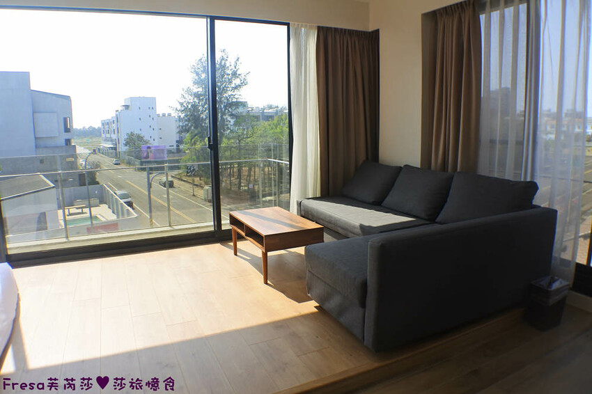 台南民宿【衡定理台南安平包棟民宿（畃雨）】大面景觀窗房內景色超美！大陽台微海景渡假趣│歡樂卡拉ＯＫ室│廚房家電餐具設備齊全 - Fresa芙芮莎♥莎旅憶食