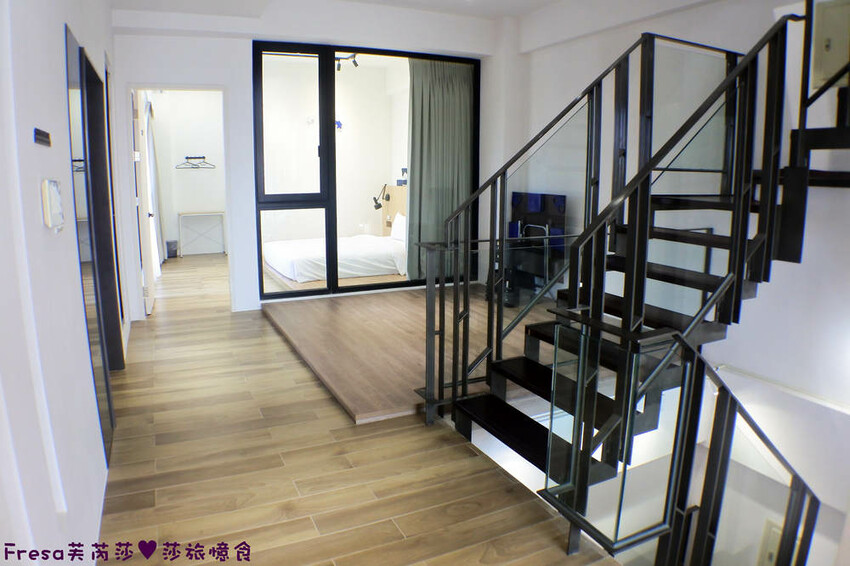 台南民宿【衡定理台南安平包棟民宿（畃雨）】大面景觀窗房內景色超美！大陽台微海景渡假趣│歡樂卡拉ＯＫ室│廚房家電餐具設備齊全 - Fresa芙芮莎♥莎旅憶食