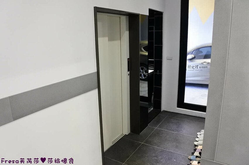 台南民宿【衡定理台南安平包棟民宿（畃雨）】大面景觀窗房內景色超美！大陽台微海景渡假趣│歡樂卡拉ＯＫ室│廚房家電餐具設備齊全 - Fresa芙芮莎♥莎旅憶食