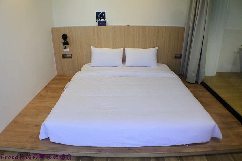 台南民宿【衡定理台南安平包棟民宿（畃雨）】大面景觀窗房內景色超美！大陽台微海景渡假趣│歡樂卡拉ＯＫ室│廚房家電餐具設備齊全 - Fresa芙芮莎♥莎旅憶食