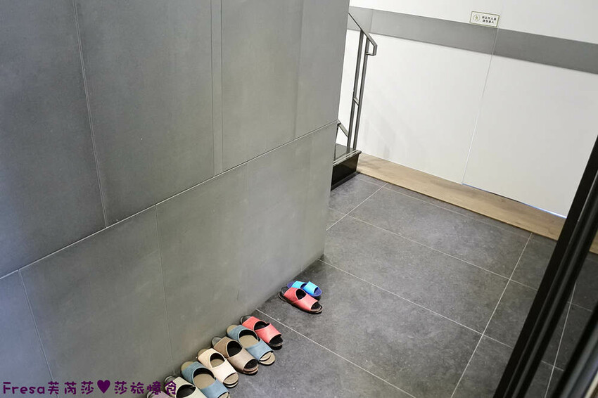 台南民宿【衡定理台南安平包棟民宿（畃雨）】大面景觀窗房內景色超美！大陽台微海景渡假趣│歡樂卡拉ＯＫ室│廚房家電餐具設備齊全 - Fresa芙芮莎♥莎旅憶食