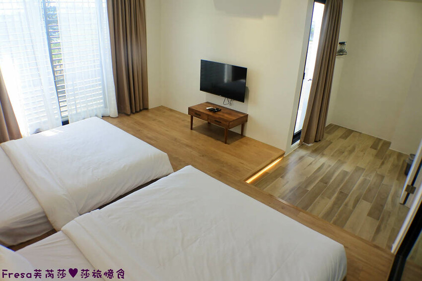 台南民宿【衡定理台南安平包棟民宿（畃雨）】大面景觀窗房內景色超美！大陽台微海景渡假趣│歡樂卡拉ＯＫ室│廚房家電餐具設備齊全 - Fresa芙芮莎♥莎旅憶食