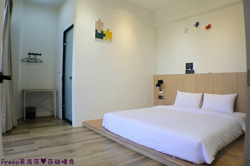台南民宿【衡定理台南安平包棟民宿（畃雨）】大面景觀窗房內景色超美！大陽台微海景渡假趣│歡樂卡拉ＯＫ室│廚房家電餐具設備齊全 - Fresa芙芮莎♥莎旅憶食
