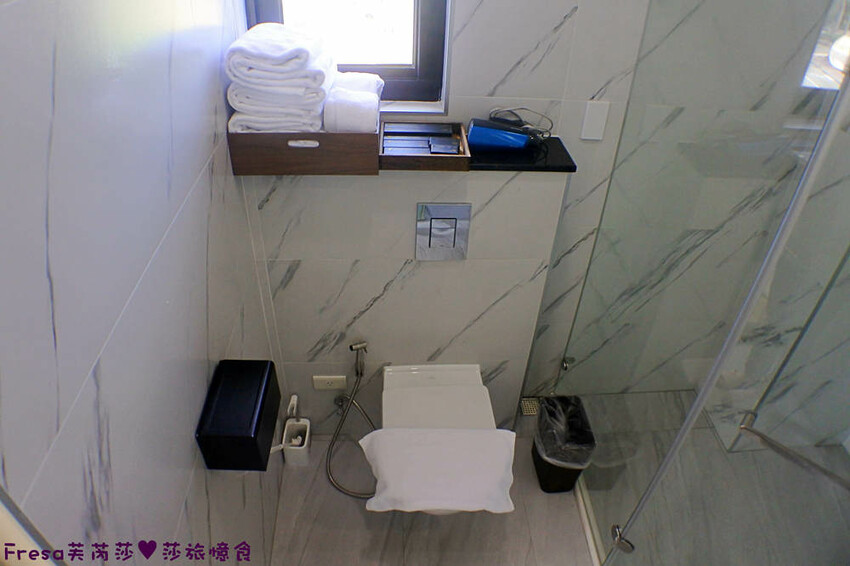 台南民宿【衡定理台南安平包棟民宿（畃雨）】大面景觀窗房內景色超美！大陽台微海景渡假趣│歡樂卡拉ＯＫ室│廚房家電餐具設備齊全 - Fresa芙芮莎♥莎旅憶食