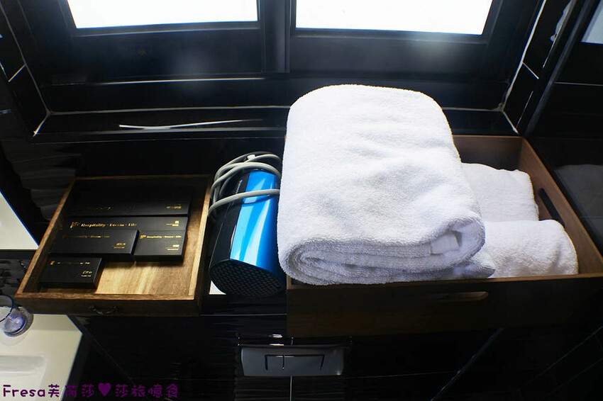 台南民宿【衡定理台南安平包棟民宿（畃雨）】大面景觀窗房內景色超美！大陽台微海景渡假趣│歡樂卡拉ＯＫ室│廚房家電餐具設備齊全 - Fresa芙芮莎♥莎旅憶食