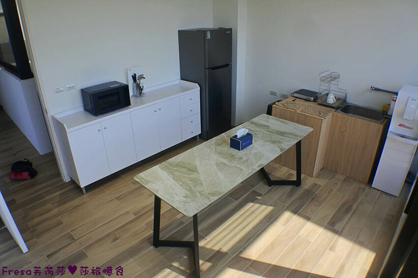 台南民宿【衡定理台南安平包棟民宿（畃雨）】大面景觀窗房內景色超美！大陽台微海景渡假趣│歡樂卡拉ＯＫ室│廚房家電餐具設備齊全 - Fresa芙芮莎♥莎旅憶食