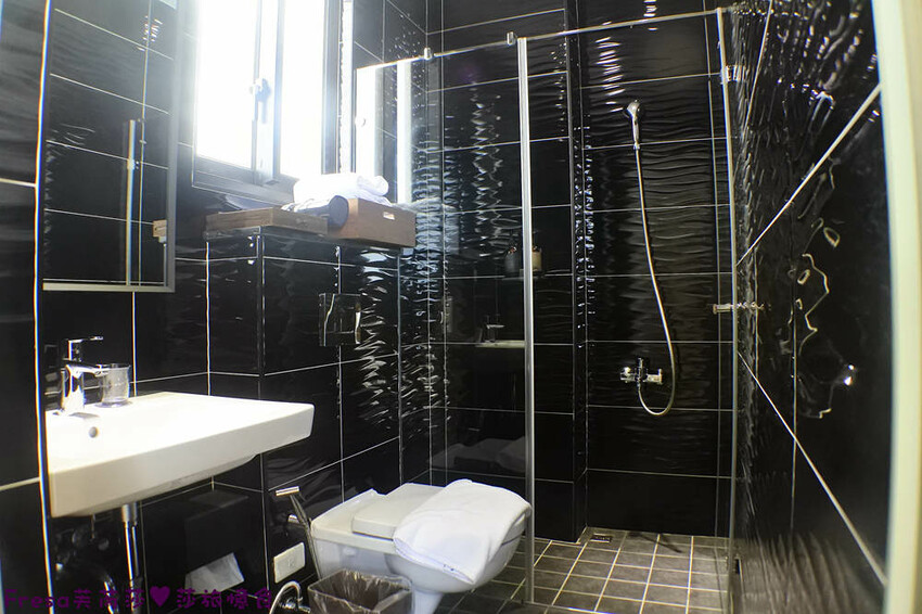 台南民宿【衡定理台南安平包棟民宿（畃雨）】大面景觀窗房內景色超美！大陽台微海景渡假趣│歡樂卡拉ＯＫ室│廚房家電餐具設備齊全 - Fresa芙芮莎♥莎旅憶食