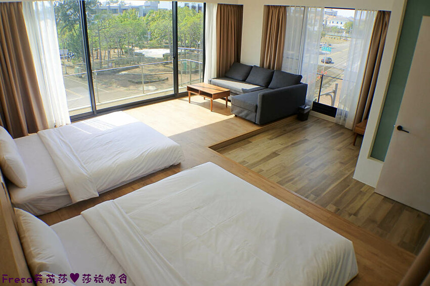 台南民宿【衡定理台南安平包棟民宿（畃雨）】大面景觀窗房內景色超美！大陽台微海景渡假趣│歡樂卡拉ＯＫ室│廚房家電餐具設備齊全 - Fresa芙芮莎♥莎旅憶食