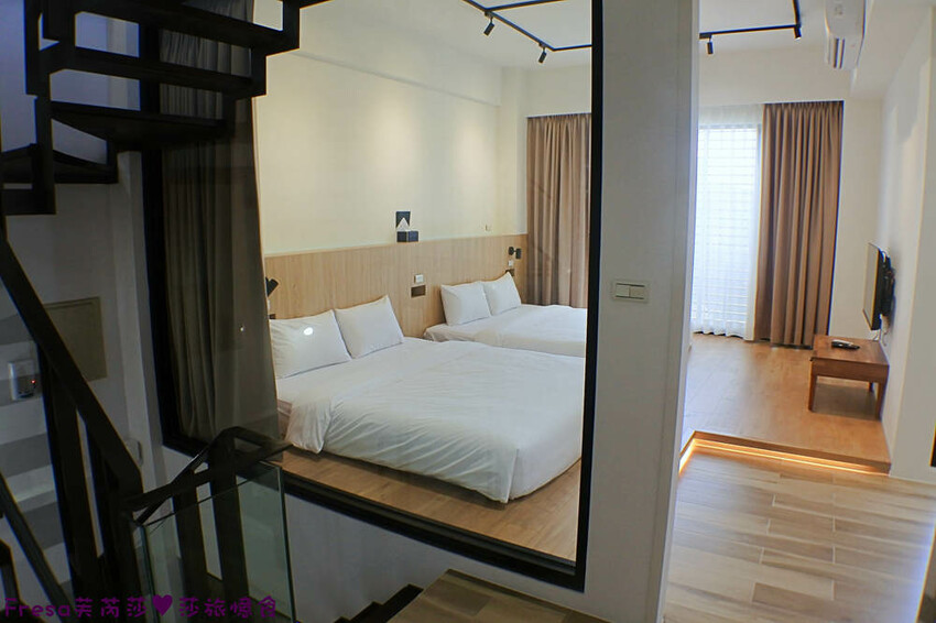 台南民宿【衡定理台南安平包棟民宿（畃雨）】大面景觀窗房內景色超美！大陽台微海景渡假趣│歡樂卡拉ＯＫ室│廚房家電餐具設備齊全 - Fresa芙芮莎♥莎旅憶食