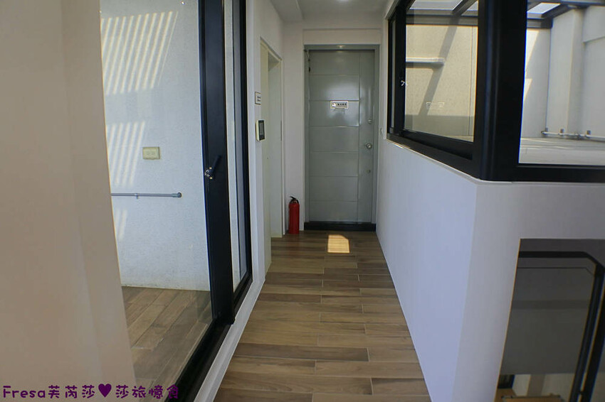 台南民宿【衡定理台南安平包棟民宿（畃雨）】大面景觀窗房內景色超美！大陽台微海景渡假趣│歡樂卡拉ＯＫ室│廚房家電餐具設備齊全 - Fresa芙芮莎♥莎旅憶食