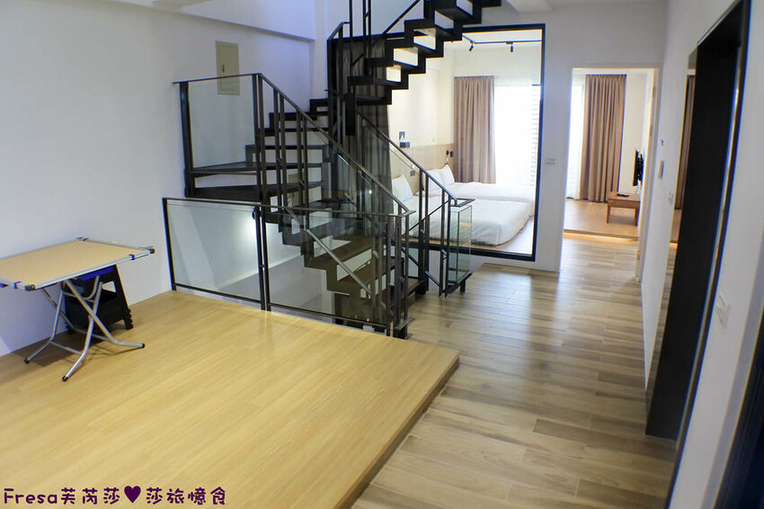 台南民宿【衡定理台南安平包棟民宿（畃雨）】大面景觀窗房內景色超美！大陽台微海景渡假趣│歡樂卡拉ＯＫ室│廚房家電餐具設備齊全 - Fresa芙芮莎♥莎旅憶食