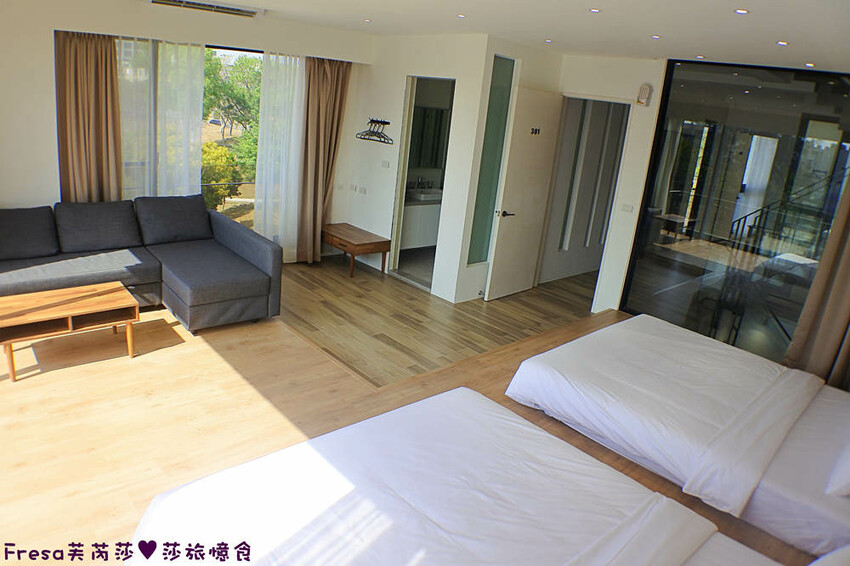 台南民宿【衡定理台南安平包棟民宿（畃雨）】大面景觀窗房內景色超美！大陽台微海景渡假趣│歡樂卡拉ＯＫ室│廚房家電餐具設備齊全 - Fresa芙芮莎♥莎旅憶食