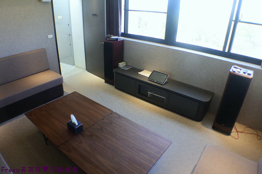 台南民宿【衡定理台南安平包棟民宿（畃雨）】大面景觀窗房內景色超美！大陽台微海景渡假趣│歡樂卡拉ＯＫ室│廚房家電餐具設備齊全 - Fresa芙芮莎♥莎旅憶食