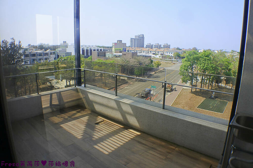台南民宿【衡定理台南安平包棟民宿（畃雨）】大面景觀窗房內景色超美！大陽台微海景渡假趣│歡樂卡拉ＯＫ室│廚房家電餐具設備齊全 - Fresa芙芮莎♥莎旅憶食