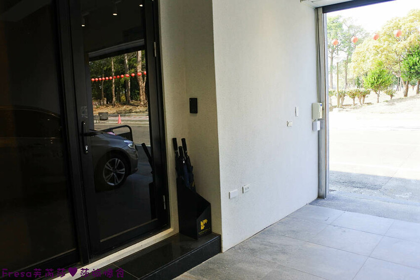 台南民宿【衡定理台南安平包棟民宿（畃雨）】大面景觀窗房內景色超美！大陽台微海景渡假趣│歡樂卡拉ＯＫ室│廚房家電餐具設備齊全 - Fresa芙芮莎♥莎旅憶食