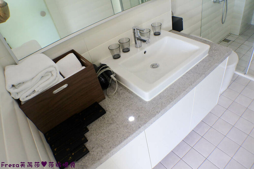 台南民宿【衡定理台南安平包棟民宿（畃雨）】大面景觀窗房內景色超美！大陽台微海景渡假趣│歡樂卡拉ＯＫ室│廚房家電餐具設備齊全 - Fresa芙芮莎♥莎旅憶食