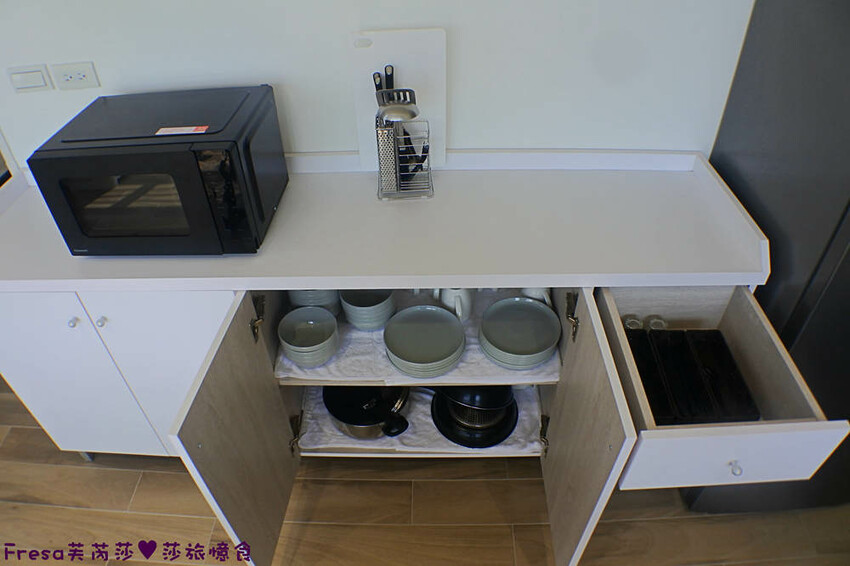 台南民宿【衡定理台南安平包棟民宿（畃雨）】大面景觀窗房內景色超美！大陽台微海景渡假趣│歡樂卡拉ＯＫ室│廚房家電餐具設備齊全 - Fresa芙芮莎♥莎旅憶食