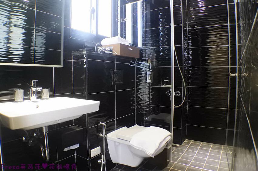 台南民宿【衡定理台南安平包棟民宿（畃雨）】大面景觀窗房內景色超美！大陽台微海景渡假趣│歡樂卡拉ＯＫ室│廚房家電餐具設備齊全 - Fresa芙芮莎♥莎旅憶食