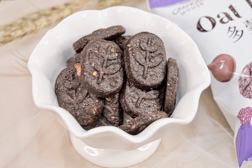 宅配美食｜飲控族推薦零食，酥脆不油膩燕麥餅乾開箱！多穀小纖餅