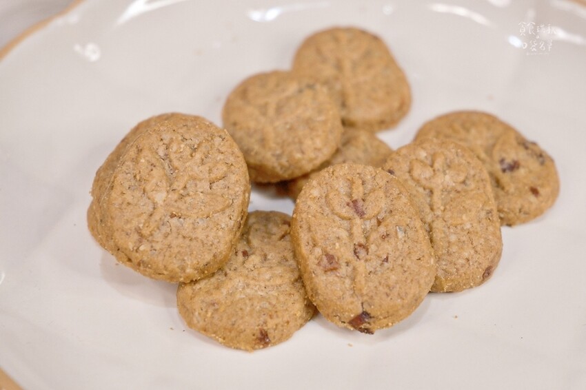 宅配美食｜飲控族推薦零食，酥脆不油膩燕麥餅乾開箱！多穀小纖餅