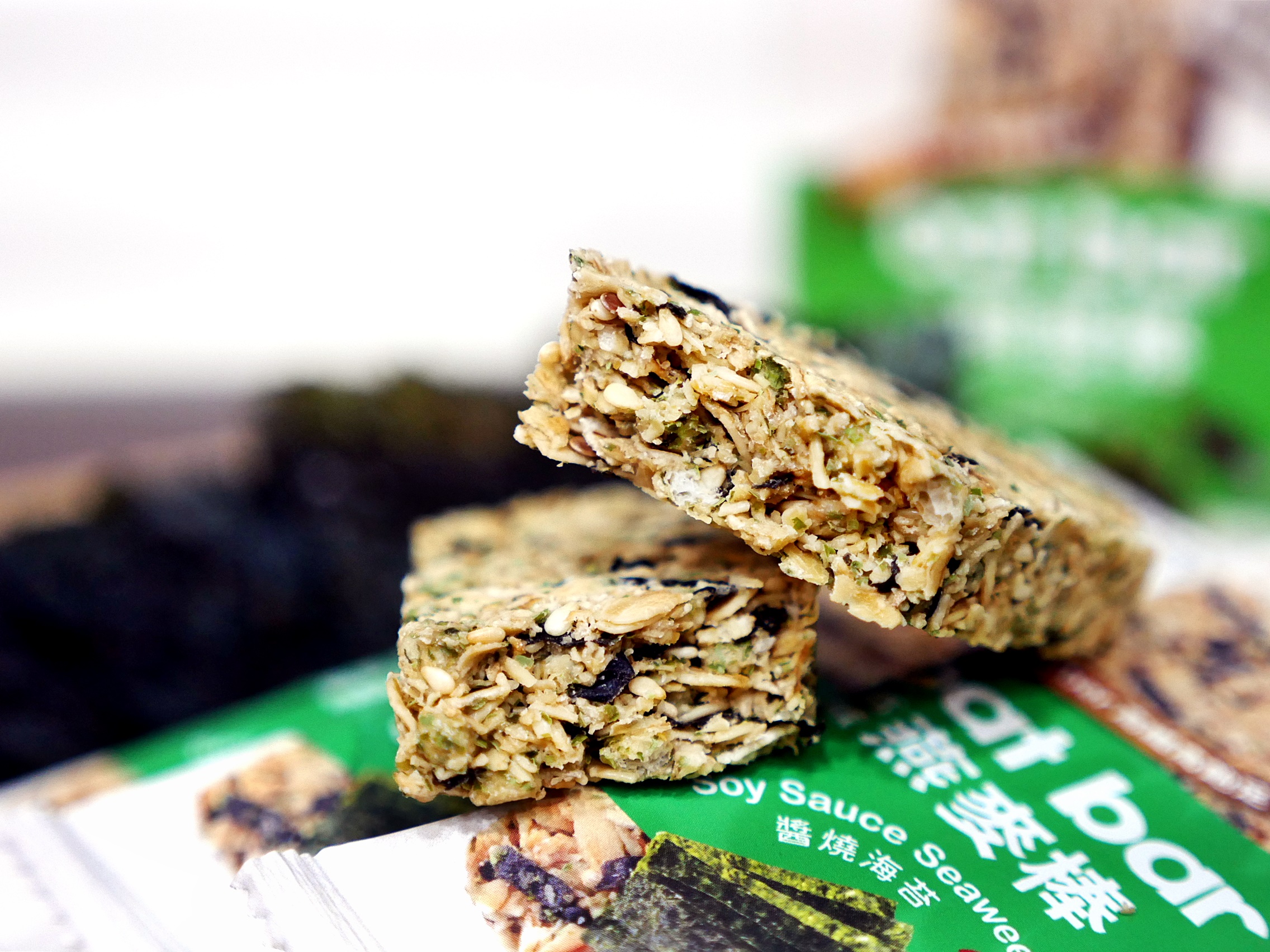 滿滿燕麥配上大量堅果的輕卡高纖小點心，下午茶來一支不罪惡