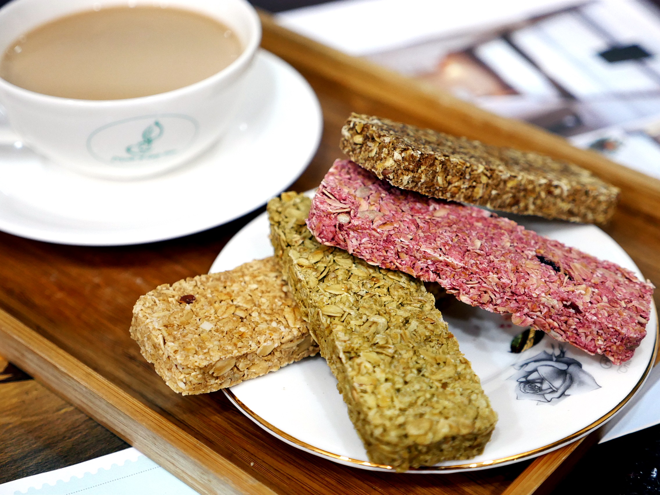 滿滿燕麥配上大量堅果的輕卡高纖小點心，下午茶來一支不罪惡