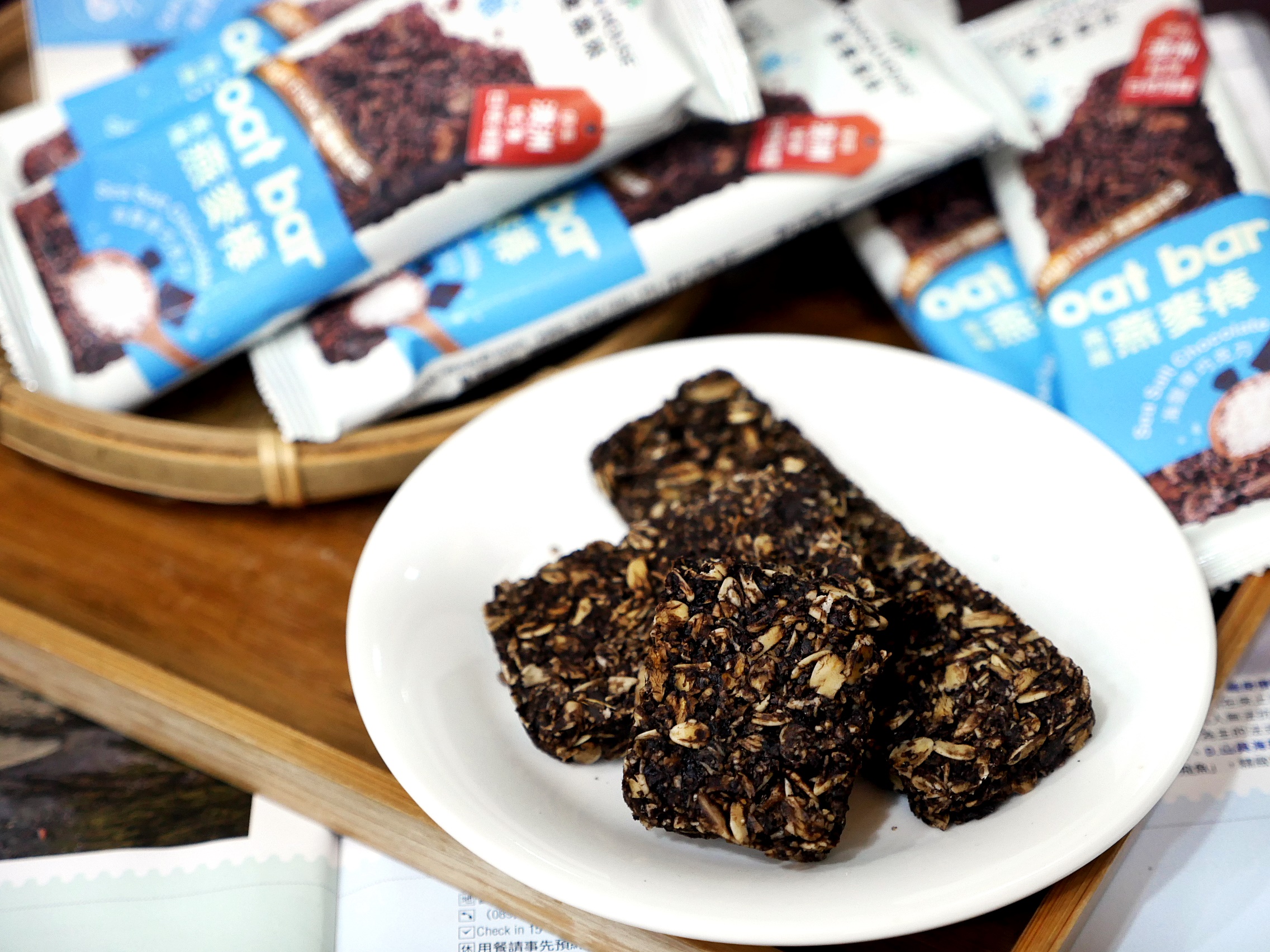 滿滿燕麥配上大量堅果的輕卡高纖小點心，下午茶來一支不罪惡