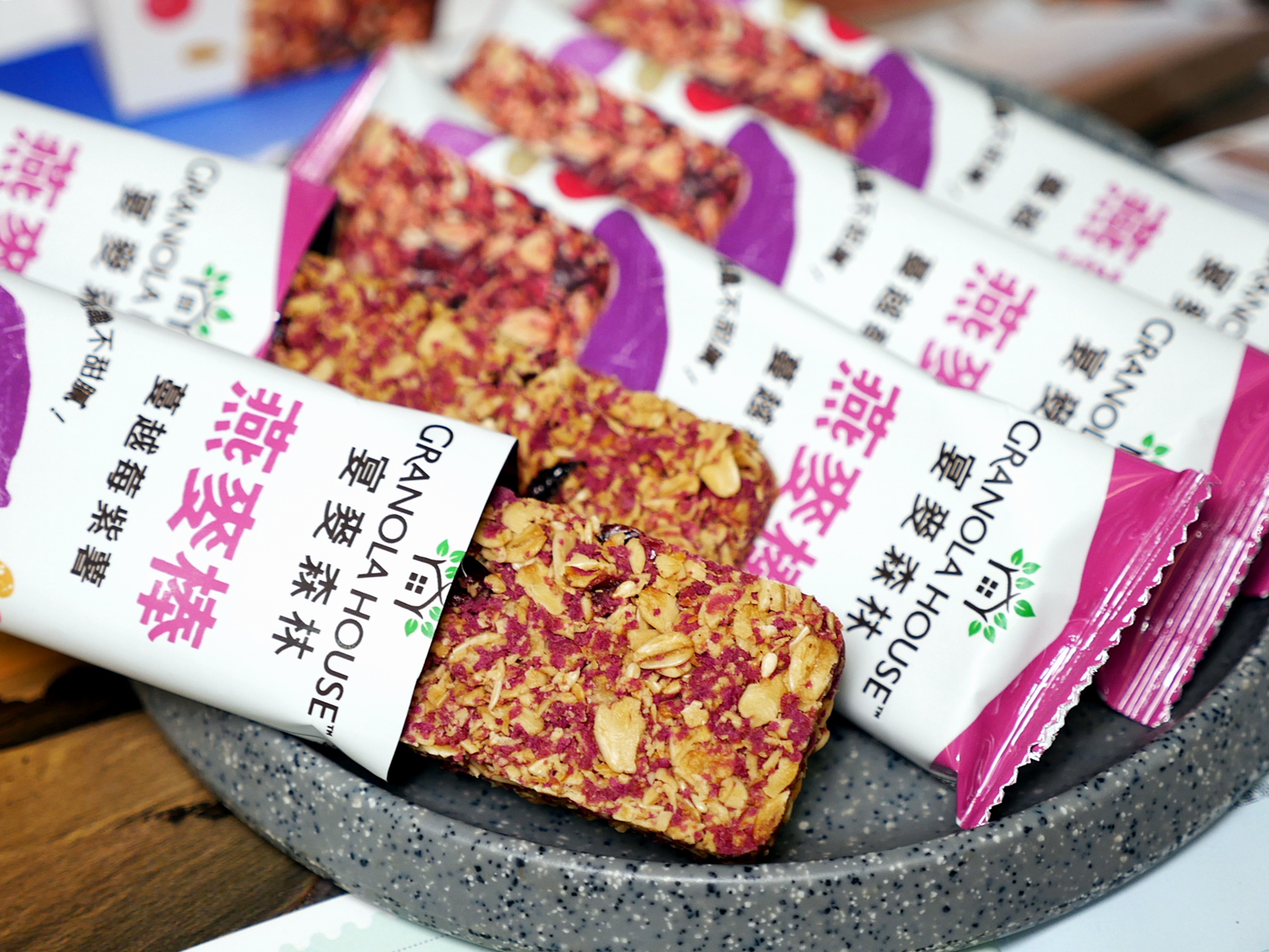 滿滿燕麥配上大量堅果的輕卡高纖小點心，下午茶來一支不罪惡