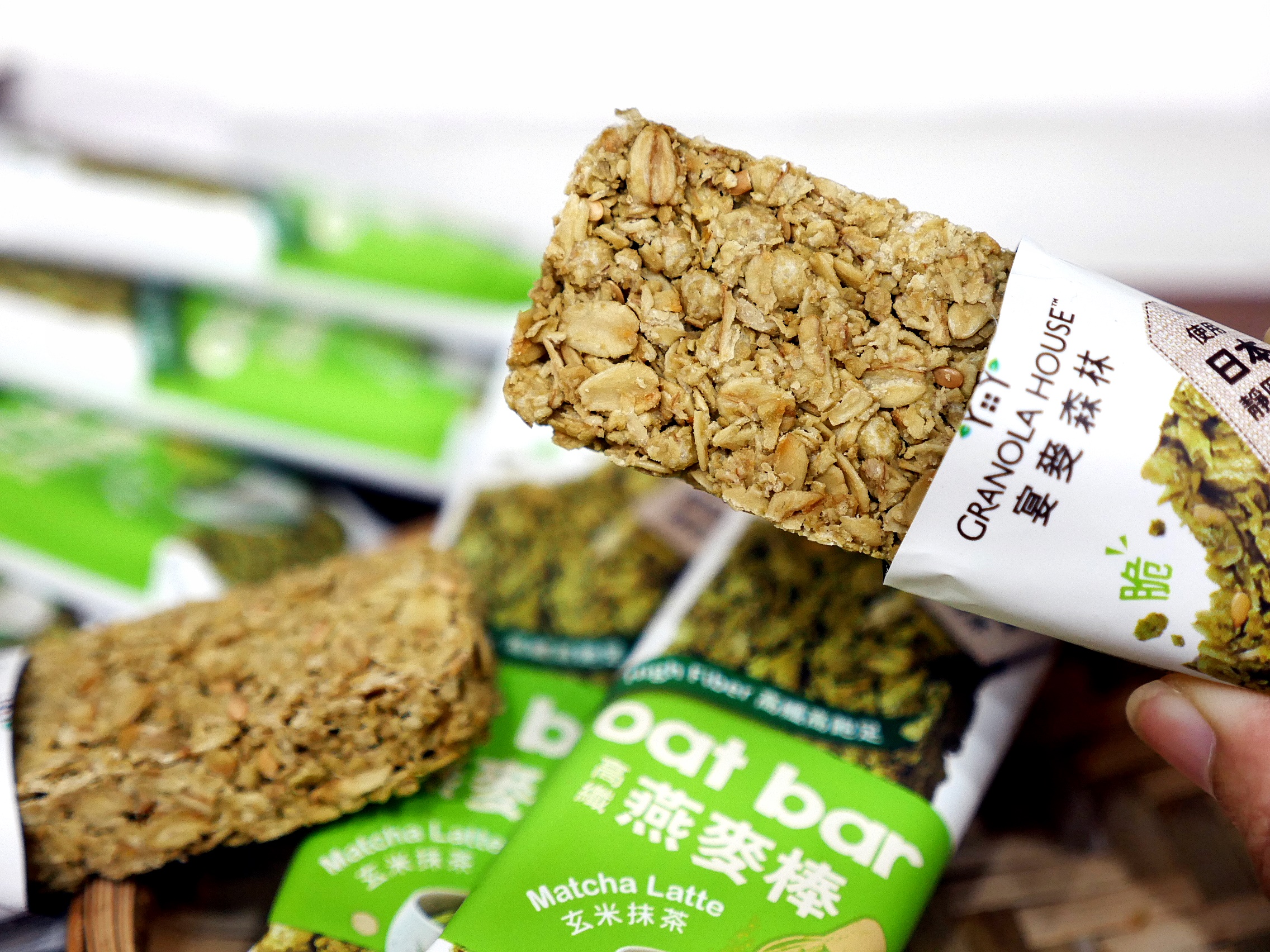 滿滿燕麥配上大量堅果的輕卡高纖小點心，下午茶來一支不罪惡