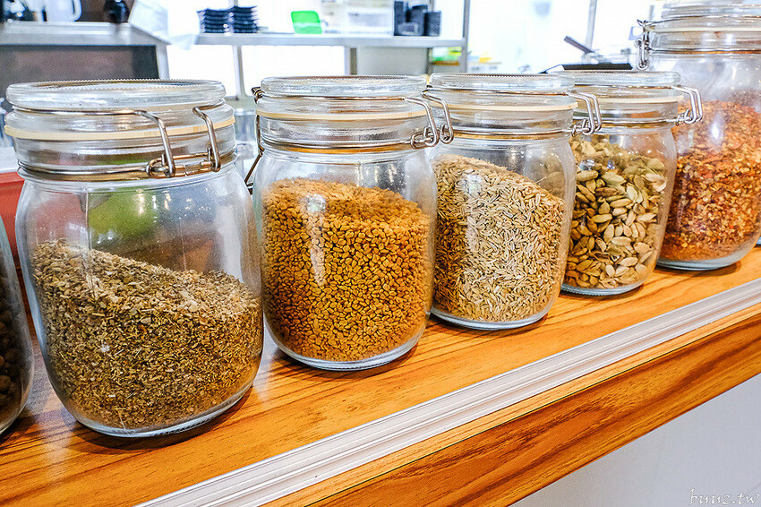 烏龍麵清甜湯頭大塊雞腿肉，佐屋熟成咖哩結合20種辛香料，滋味濃郁微酸尾韻有層次！