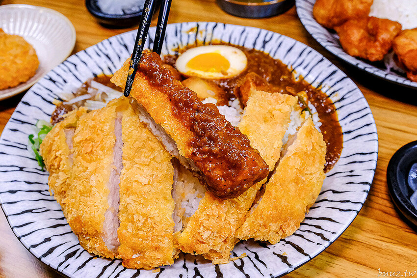 烏龍麵清甜湯頭大塊雞腿肉，佐屋熟成咖哩結合20種辛香料，滋味濃郁微酸尾韻有層次！