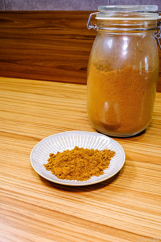 烏龍麵清甜湯頭大塊雞腿肉，佐屋熟成咖哩結合20種辛香料，滋味濃郁微酸尾韻有層次！