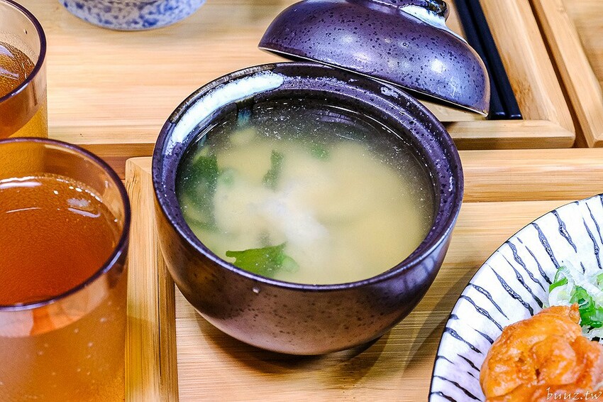 烏龍麵清甜湯頭大塊雞腿肉，佐屋熟成咖哩結合20種辛香料，滋味濃郁微酸尾韻有層次！