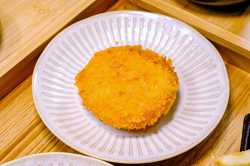 烏龍麵清甜湯頭大塊雞腿肉，佐屋熟成咖哩結合20種辛香料，滋味濃郁微酸尾韻有層次！