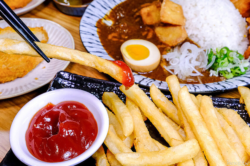 烏龍麵清甜湯頭大塊雞腿肉，佐屋熟成咖哩結合20種辛香料，滋味濃郁微酸尾韻有層次！