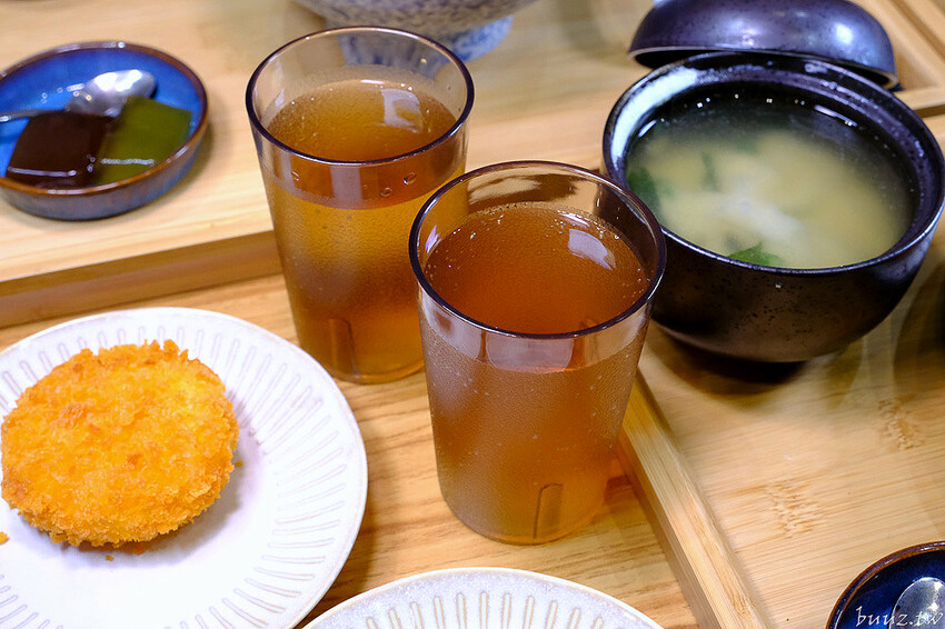 烏龍麵清甜湯頭大塊雞腿肉，佐屋熟成咖哩結合20種辛香料，滋味濃郁微酸尾韻有層次！