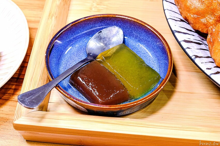 烏龍麵清甜湯頭大塊雞腿肉，佐屋熟成咖哩結合20種辛香料，滋味濃郁微酸尾韻有層次！