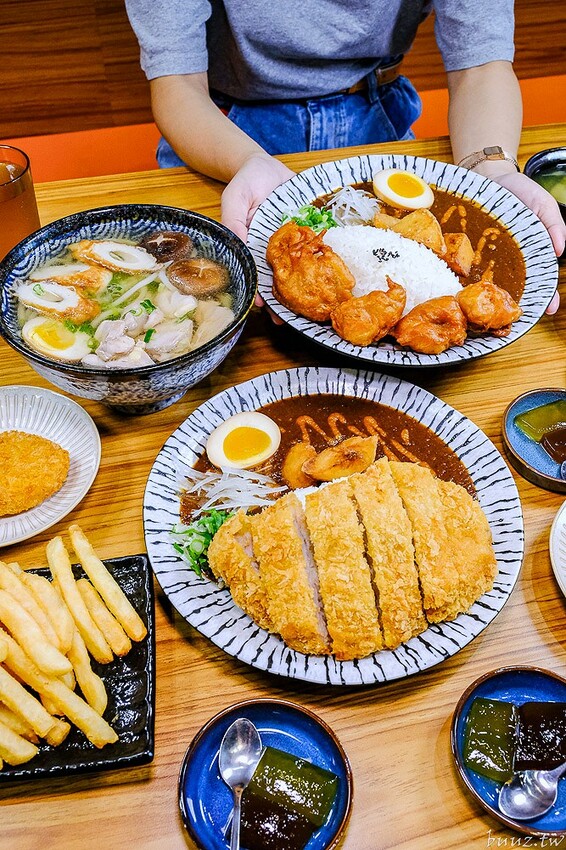 烏龍麵清甜湯頭大塊雞腿肉，佐屋熟成咖哩結合20種辛香料，滋味濃郁微酸尾韻有層次！