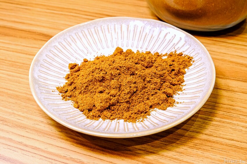 烏龍麵清甜湯頭大塊雞腿肉，佐屋熟成咖哩結合20種辛香料，滋味濃郁微酸尾韻有層次！