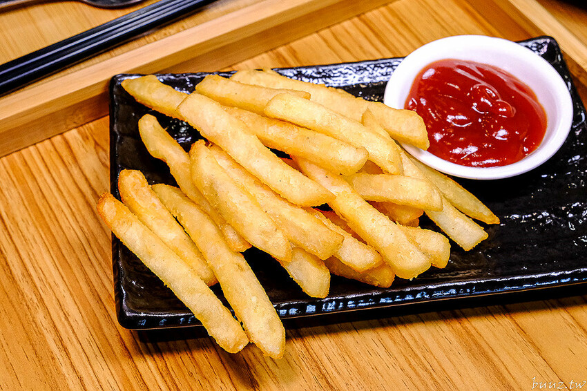 烏龍麵清甜湯頭大塊雞腿肉，佐屋熟成咖哩結合20種辛香料，滋味濃郁微酸尾韻有層次！