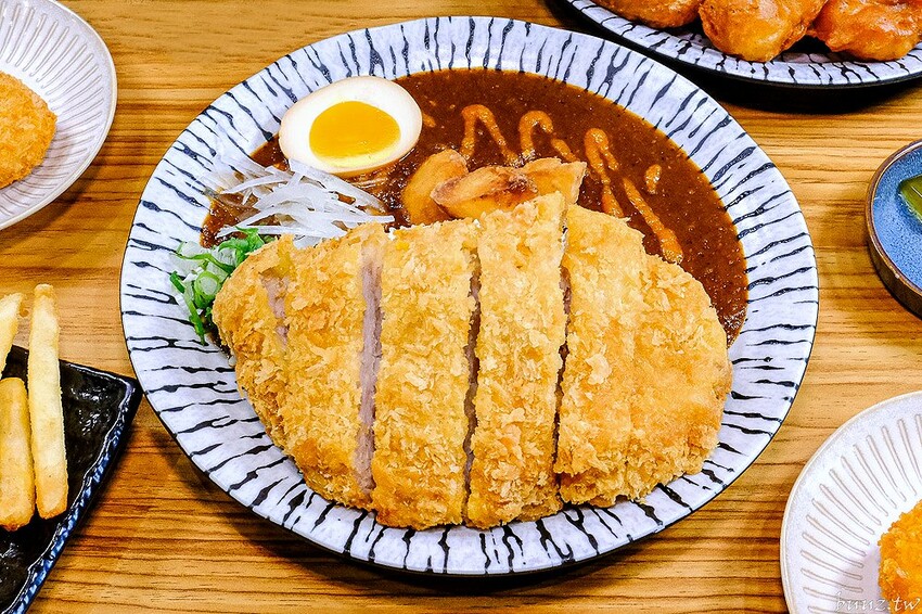 烏龍麵清甜湯頭大塊雞腿肉，佐屋熟成咖哩結合20種辛香料，滋味濃郁微酸尾韻有層次！