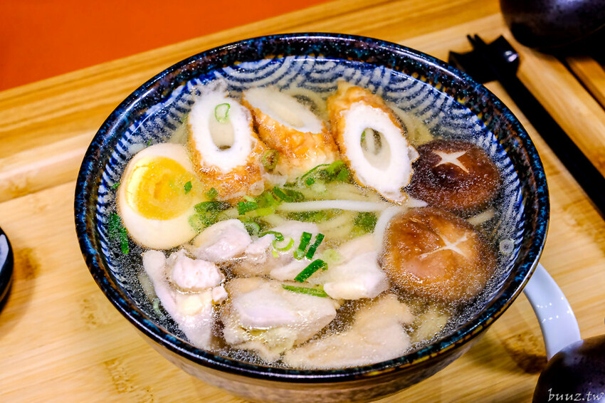 烏龍麵清甜湯頭大塊雞腿肉，佐屋熟成咖哩結合20種辛香料，滋味濃郁微酸尾韻有層次！