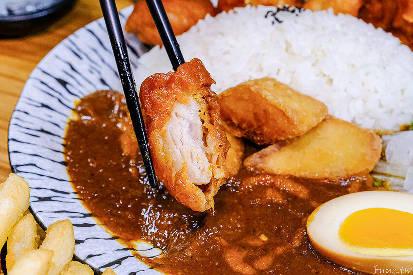 烏龍麵清甜湯頭大塊雞腿肉，佐屋熟成咖哩結合20種辛香料，滋味濃郁微酸尾韻有層次！