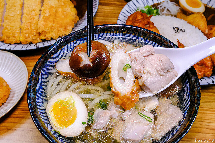 烏龍麵清甜湯頭大塊雞腿肉，佐屋熟成咖哩結合20種辛香料，滋味濃郁微酸尾韻有層次！