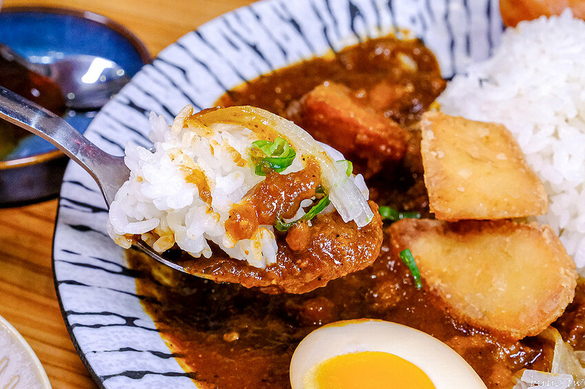 烏龍麵清甜湯頭大塊雞腿肉，佐屋熟成咖哩結合20種辛香料，滋味濃郁微酸尾韻有層次！