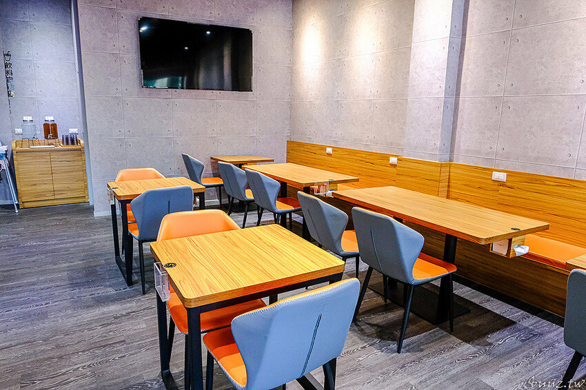 烏龍麵清甜湯頭大塊雞腿肉，佐屋熟成咖哩結合20種辛香料，滋味濃郁微酸尾韻有層次！