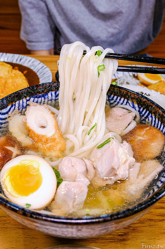 烏龍麵清甜湯頭大塊雞腿肉，佐屋熟成咖哩結合20種辛香料，滋味濃郁微酸尾韻有層次！