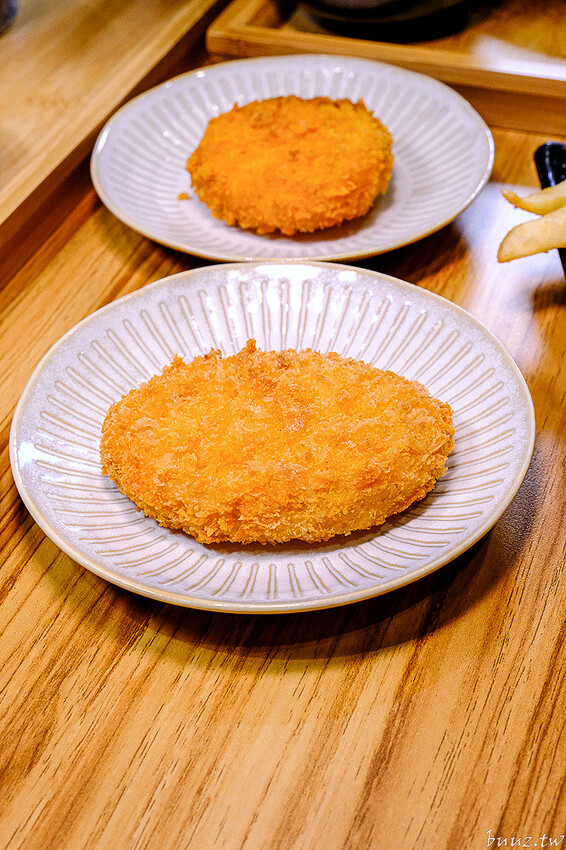 烏龍麵清甜湯頭大塊雞腿肉，佐屋熟成咖哩結合20種辛香料，滋味濃郁微酸尾韻有層次！